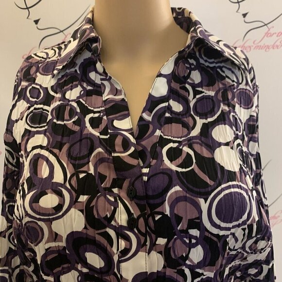 Bay Studio. Size Small. Crinkle Fabric. 3/4 Sleeve w Flip Cuff. B99 - Picture 2 of 4